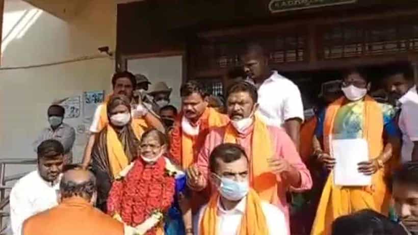 ಬಳ್ಳಾರಿಗೆ ಇದ್ದ ಪ್ರತ್ಯೇಕ ಕೊರೊನಾ ಗೈಡ್ಲೈನ್ ಹಿಂಪಡೆದ ಜಿಲ್ಲಾಧಿಕಾರಿ, ಹೊಸಪೇಟೆ ಅಧ್ಯಕ್ಷೆ, ಉಪಾಧ್ಯಕ್ಷರ ವಿರುದ್ಧ ಪ್ರಕರಣ ದಾಖಲು