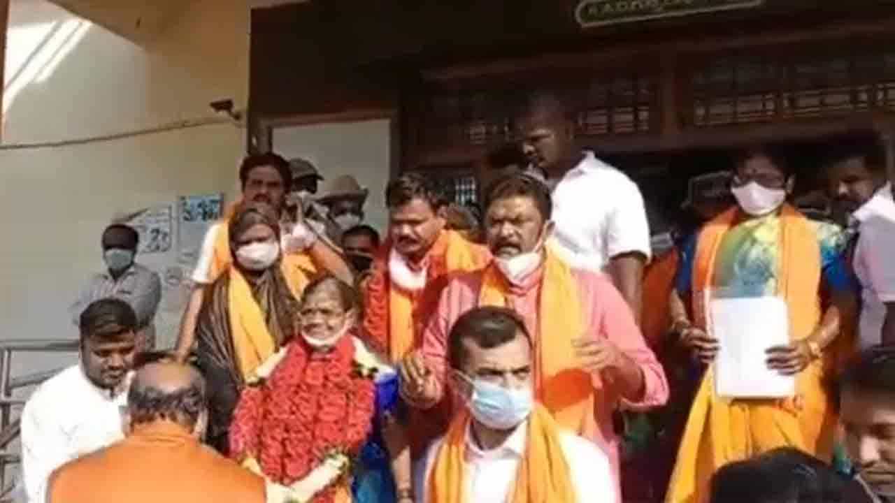 ಬಳ್ಳಾರಿಗೆ ಇದ್ದ ಪ್ರತ್ಯೇಕ ಕೊರೊನಾ ಗೈಡ್ಲೈನ್ ಹಿಂಪಡೆದ ಜಿಲ್ಲಾಧಿಕಾರಿ, ಹೊಸಪೇಟೆ ಅಧ್ಯಕ್ಷೆ, ಉಪಾಧ್ಯಕ್ಷರ ವಿರುದ್ಧ ಪ್ರಕರಣ ದಾಖಲು ಬಳ್ಳಾರಿಗೆ ಇದ್ದ ಪ್ರತ್ಯೇಕ ಕೊರೊನಾ ಗೈಡ್ಲೈನ್ ಹಿಂಪಡೆದ ಜಿಲ್ಲಾಧಿಕಾರಿ, ಹೊಸಪೇಟೆ ಅಧ್ಯಕ್ಷೆ, ಉಪಾಧ್ಯಕ್ಷರ ವಿರುದ್ಧ ಪ್ರಕರಣ ದಾಖಲು
