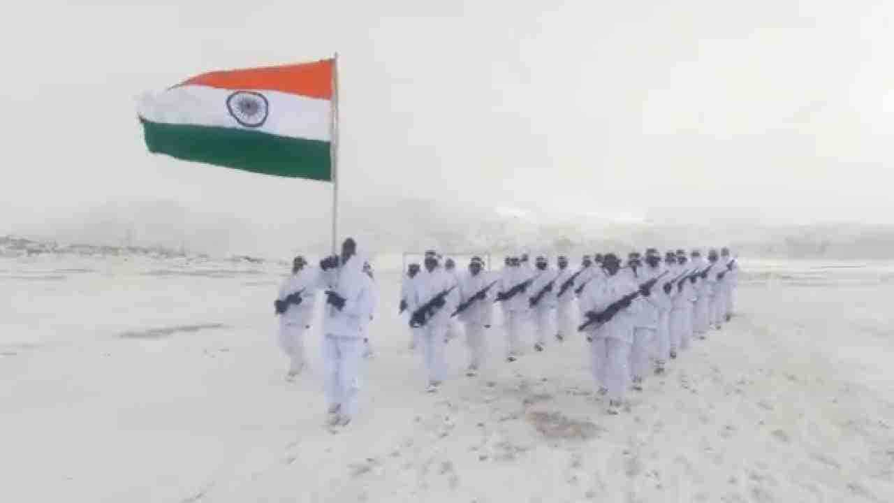 Video: 15 ಸಾವಿರ ಅಡಿ ಎತ್ತರದಲ್ಲಿ, ಹಿಮಾಚ್ಛಾದಿತ ಪ್ರದೇಶದಲ್ಲಿ ಧ್ವಜಾರೋಹಣ ಮಾಡಿ, ಸಂಭ್ರಮಿಸಿದ ಐಟಿಬಿಪಿ ಹಿಮವೀರರು !