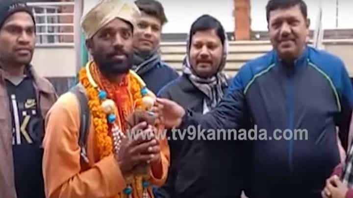 ಯೋಗದ ಬಗ್ಗೆ ಜಾಗೃತಿ ಮೂಡಿಸಲು ಮೈಸೂರಿನ ಯೋಗ ಶಿಕ್ಷಕ 2,030 ಕಿಮೀ ದೂರದ ಕಾಶಿವರೆಗೆ ಪಾದಯಾತ್ರೆ ಮಾಡಿದರು! ಯೋಗದ ಬಗ್ಗೆ ಜಾಗೃತಿ ಮೂಡಿಸಲು ಮೈಸೂರಿನ ಯೋಗ ಶಿಕ್ಷಕ 2,030 ಕಿಮೀ ದೂರದ ಕಾಶಿವರೆಗೆ ಪಾದಯಾತ್ರೆ ಮಾಡಿದರು!