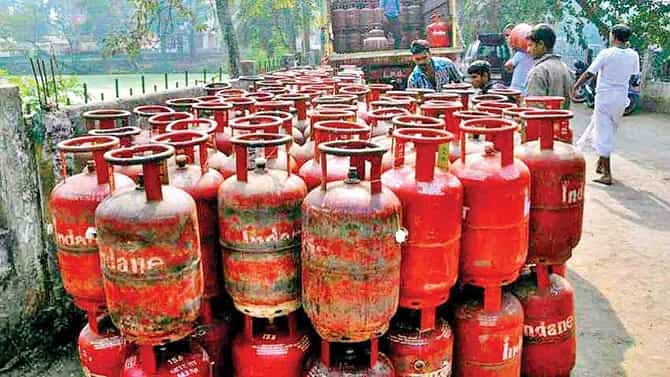 Gas Cylinder Price Hike: ವಾಣಿಜ್ಯ ಬಳಕೆಯ ಸಿಲಿಂಡರ್ ಬೆಲೆ 250 ರೂ. ಏರಿಕೆ! ಜೆಟ್ ಇಂಧನ ದರದಲ್ಲಿ ಕೂಡ ಹೆಚ್ಚಳ