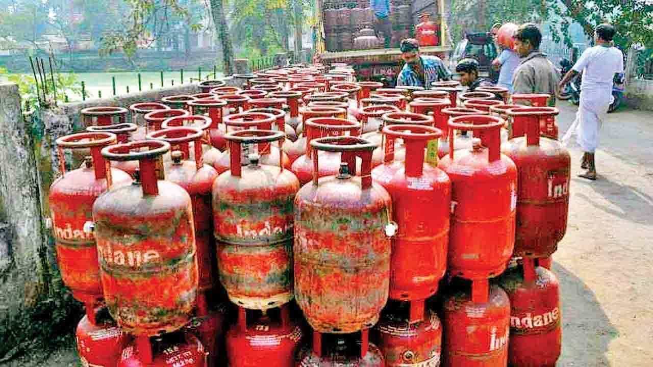 LPG Cylinder Price: 19 ಕೆಜಿ ವಾಣಿಜ್ಯ ಬಳಕೆ ಎಲ್ಪಿಜಿ ಸಿಲಿಂಡರ್ ಬೆಲೆ ದೆಹಲಿಯಲ್ಲಿ 105 ರೂ. ಏರಿಕೆ LPG Cylinder Price: 19 ಕೆಜಿ ವಾಣಿಜ್ಯ ಬಳಕೆ ಎಲ್ಪಿಜಿ ಸಿಲಿಂಡರ್ ಬೆಲೆ ದೆಹಲಿಯಲ್ಲಿ 105 ರೂ. ಏರಿಕೆ