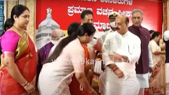 ಪರಿಷತ್ ಸದಸ್ಯರ ಪ್ರತಿಜ್ಞಾವಿಧಿ ಸ್ವೀಕಾರ ಕಾರ್ಯಕ್ರಮದಲ್ಲಿ ಲಕ್ಷ್ಮಿ ಹೆಬ್ಬಾಳ್ಕರ್ ಮುಖ್ಯಮಂತ್ರಿಗಳ ಕಾಲುಮುಟ್ಟಿ ನಮಸ್ಕರಿಸಿ ಗಮನ ಸೆಳೆದರು ಪರಿಷತ್ ಸದಸ್ಯರ ಪ್ರತಿಜ್ಞಾವಿಧಿ ಸ್ವೀಕಾರ ಕಾರ್ಯಕ್ರಮದಲ್ಲಿ ಲಕ್ಷ್ಮಿ ಹೆಬ್ಬಾಳ್ಕರ್ ಮುಖ್ಯಮಂತ್ರಿಗಳ ಕಾಲುಮುಟ್ಟಿ ನಮಸ್ಕರಿಸಿ ಗಮನ ಸೆಳೆದರು