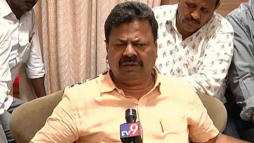ವೀಕೆಂಡ್ ಕರ್ಫ್ಯೂ ಉಲ್ಲಂಘಿಸಿದ ರೇಣುಕಾಚಾರ್ಯ, ರಾಜಕೀಯ ನಾಯಕರು; ಜನಸಾಮಾನ್ಯರಿಗೆ ಮಾತ್ರ ಕೊವಿಡ್ ನಿಯಮ?