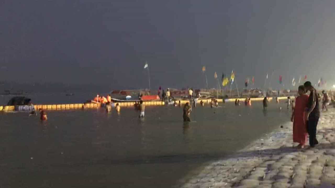 Magh mela ಕೊವಿಡ್ ಉಲ್ಬಣದ ನಡುವೆಯೇ ಪ್ರಯಾಗ್ರಾಜ್ ಮಾಘ ಮೇಳದಲ್ಲಿ ಸಾವಿರಾರು ಮಂದಿ ಭಾಗಿ Magh mela ಕೊವಿಡ್ ಉಲ್ಬಣದ ನಡುವೆಯೇ ಪ್ರಯಾಗ್ರಾಜ್ ಮಾಘ ಮೇಳದಲ್ಲಿ ಸಾವಿರಾರು ಮಂದಿ ಭಾಗಿ