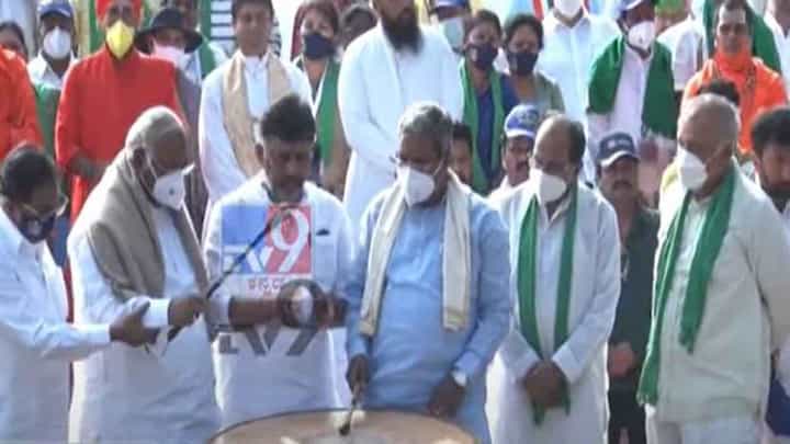 ಗಿಡಕ್ಕೆ ನೀರು ಹಾಕಿ, ನಗಾರಿ ಬಾರಿಸುವ ಮೂಲಕ ಕಾಂಗ್ರೆಸ್ ಪಾದಯಾತ್ರೆಗೆ ಚಾಲನೆ ಗಿಡಕ್ಕೆ ನೀರು ಹಾಕಿ, ನಗಾರಿ ಬಾರಿಸುವ ಮೂಲಕ ಕಾಂಗ್ರೆಸ್ ಪಾದಯಾತ್ರೆಗೆ ಚಾಲನೆ