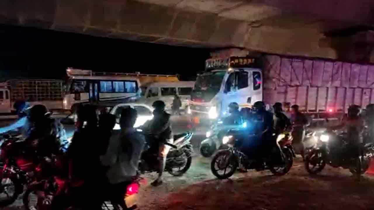 ಬೆಂಗಳೂರು: ಫ್ಲೈಓವರ್ ದುರಸ್ತಿ, 4 ಕಿಮೀ ಉದ್ದಕ್ಕೆ ಟ್ರಾಫಿಕ್ ಜಾಂ ಬೆಂಗಳೂರು: ಫ್ಲೈಓವರ್ ದುರಸ್ತಿ, 4 ಕಿಮೀ ಉದ್ದಕ್ಕೆ ಟ್ರಾಫಿಕ್ ಜಾಂ