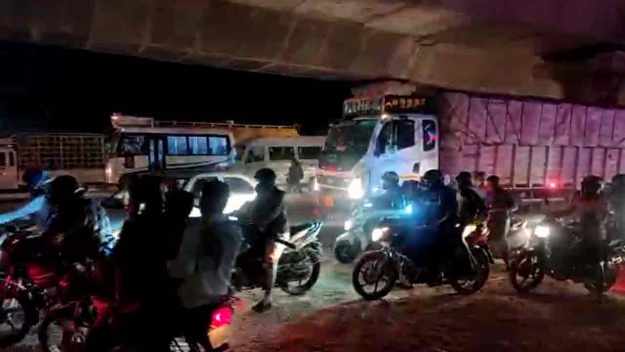 ಬೆಂಗಳೂರು: ಫ್ಲೈಓವರ್ ದುರಸ್ತಿ, 4 ಕಿಮೀ ಉದ್ದಕ್ಕೆ ಟ್ರಾಫಿಕ್ ಜಾಂ ಬೆಂಗಳೂರು: ಫ್ಲೈಓವರ್ ದುರಸ್ತಿ, 4 ಕಿಮೀ ಉದ್ದಕ್ಕೆ ಟ್ರಾಫಿಕ್ ಜಾಂ