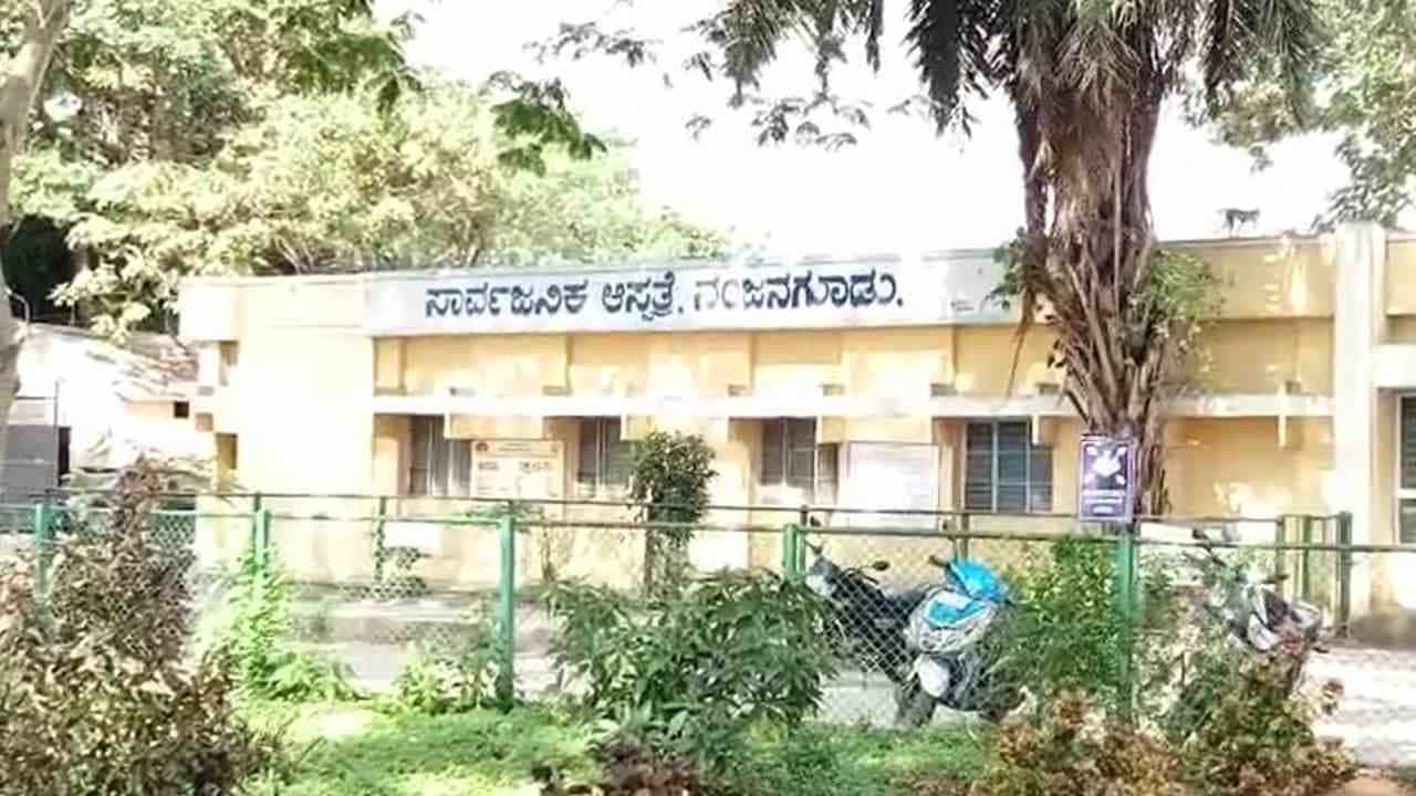ಮೈಸೂರು: ಬಾಲ್ಯ ವಿವಾಹ ಪ್ರಶ್ನಿಸಿದ್ದಕ್ಕೆ ಚಾಕು ಇರಿತ; ಗ್ರಾಮ ಪಂಚಾಯತಿ ಮಾಜಿ ಅಧ್ಯಕ್ಷನ ಮೇಲೆ ಹಲ್ಲೆ ಮೈಸೂರು: ಬಾಲ್ಯ ವಿವಾಹ ಪ್ರಶ್ನಿಸಿದ್ದಕ್ಕೆ ಚಾಕು ಇರಿತ; ಗ್ರಾಮ ಪಂಚಾಯತಿ ಮಾಜಿ ಅಧ್ಯಕ್ಷನ ಮೇಲೆ ಹಲ್ಲೆ