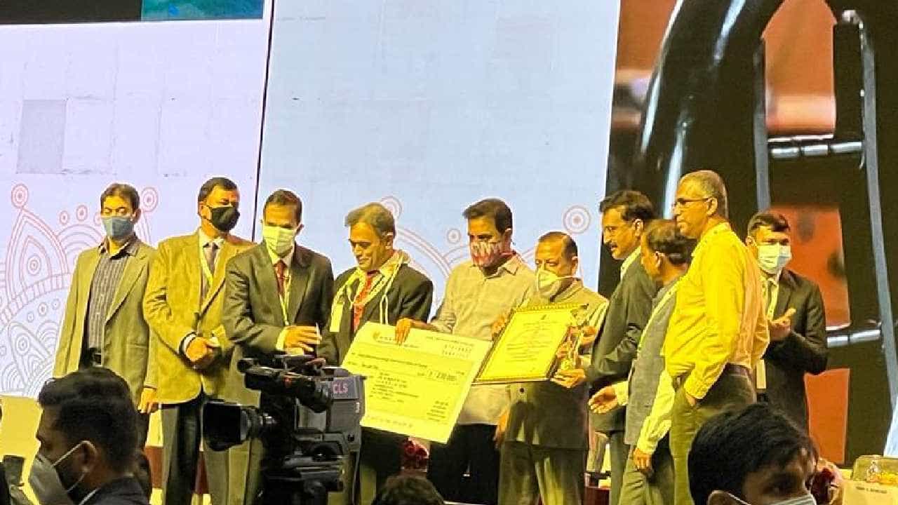 ಕರ್ನಾಟಕಕ್ಕೆ ಮತ್ತೊಂದು ಹೆಮ್ಮೆ; ಕೊವಿಡ್ ವಾರ್ ರೂಂ ಮುಖ್ಯಸ್ಥ ಐಎಎಸ್ ಅಧಿಕಾರಿ ಮೌನೀಶ್ ಮೌದ್ಗಿಲ್ಗೆ ರಾಷ್ಟ್ರ ಪ್ರಶಸ್ತಿ ಕರ್ನಾಟಕಕ್ಕೆ ಮತ್ತೊಂದು ಹೆಮ್ಮೆ; ಕೊವಿಡ್ ವಾರ್ ರೂಂ ಮುಖ್ಯಸ್ಥ ಐಎಎಸ್ ಅಧಿಕಾರಿ ಮೌನೀಶ್ ಮೌದ್ಗಿಲ್ಗೆ ರಾಷ್ಟ್ರ ಪ್ರಶಸ್ತಿ