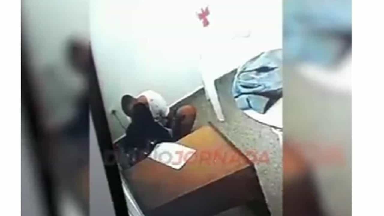 Viral Video: ಪೊಲೀಸ್ ಅಧಿಕಾರಿಯನ್ನು ಕೊಂದ ಕೈದಿಗೆ ಚುಂಬಿಸಿದ ಜಡ್ಜ್; ವಿಡಿಯೋ ವೈರಲ್ Viral Video: ಪೊಲೀಸ್ ಅಧಿಕಾರಿಯನ್ನು ಕೊಂದ ಕೈದಿಗೆ ಚುಂಬಿಸಿದ ಜಡ್ಜ್; ವಿಡಿಯೋ ವೈರಲ್