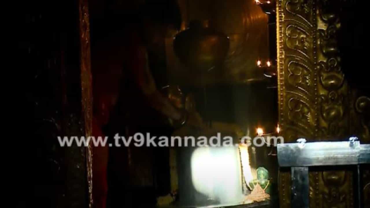 ಬೆಂಗಳೂರಿನ ಗವಿ ಗಂಗಾಧರೇಶ್ವರ ದೇವಸ್ಥಾನದಲ್ಲಿ ಶಿವ ಲಿಂಗವನ್ನು ಸ್ಪರ್ಶಿಸಿದ ಸೂರ್ಯ ರಶ್ಮಿ ಬೆಂಗಳೂರಿನ ಗವಿ ಗಂಗಾಧರೇಶ್ವರ ದೇವಸ್ಥಾನದಲ್ಲಿ ಶಿವ ಲಿಂಗವನ್ನು ಸ್ಪರ್ಶಿಸಿದ ಸೂರ್ಯ ರಶ್ಮಿ