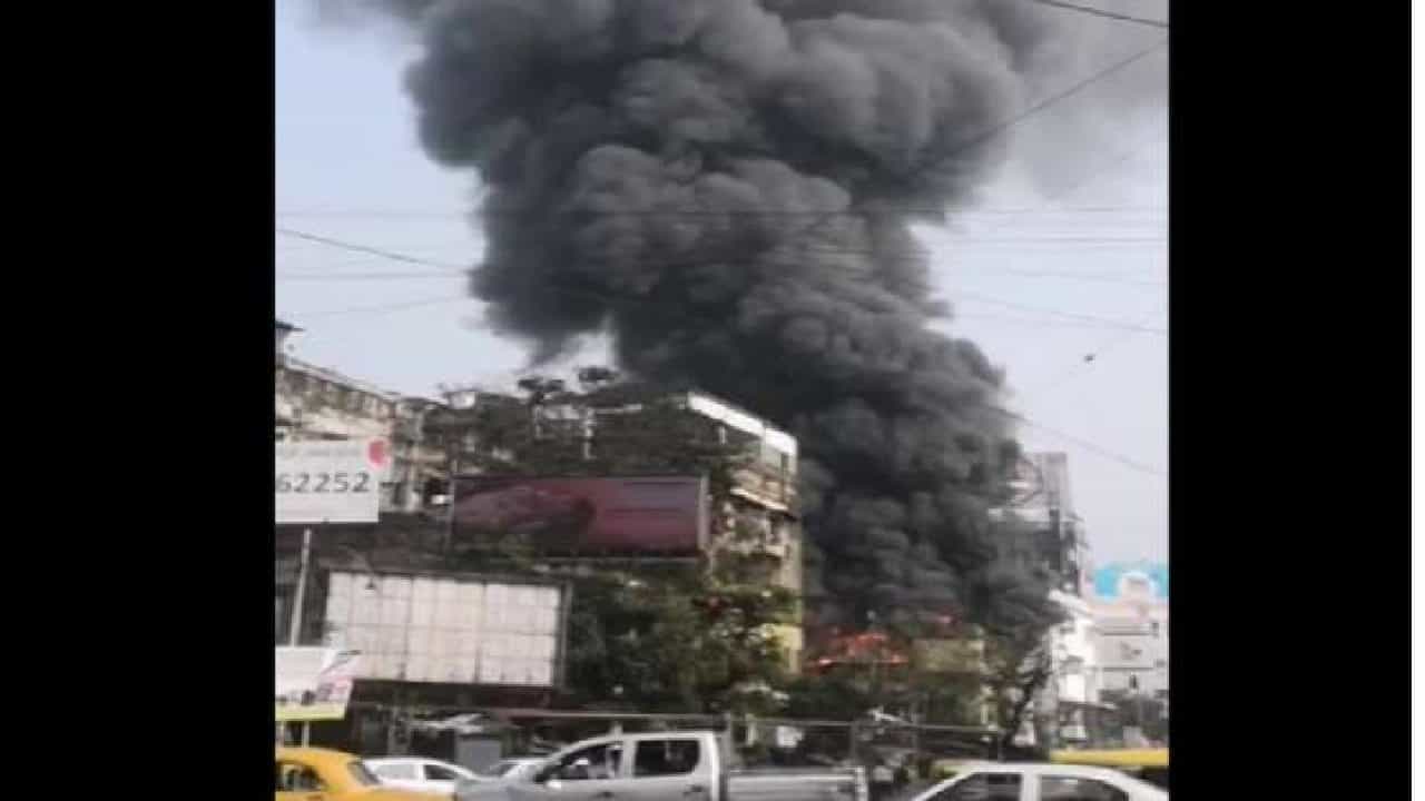 Fire Accident: ಕೊಲ್ಕತ್ತಾದ ಸಿನಿಮಾ ಹಾಲ್ನಲ್ಲಿ ಅಗ್ನಿ ಅವಘಡ; ಬೆಂಕಿ ಆರಿಸಿದ ಅಗ್ನಿಶಾಮಕ ವಾಹನಗಳು Fire Accident: ಕೊಲ್ಕತ್ತಾದ ಸಿನಿಮಾ ಹಾಲ್ನಲ್ಲಿ ಅಗ್ನಿ ಅವಘಡ; ಬೆಂಕಿ ಆರಿಸಿದ ಅಗ್ನಿಶಾಮಕ ವಾಹನಗಳು