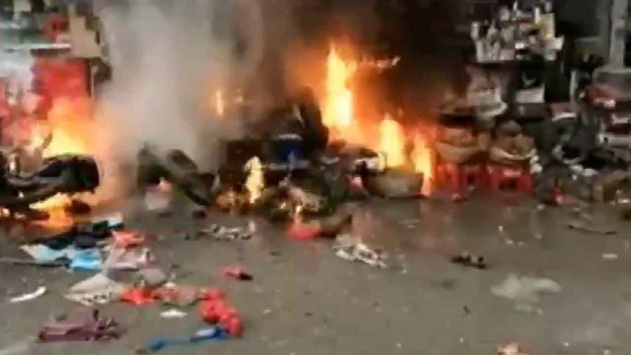 Lahore Blast: ಲಾಹೋರ್ನ ಅನಾರ್ಕಲಿ ಬಜಾರ್ನಲ್ಲಿ ಬಾಂಬ್ ಸ್ಫೋಟ; 3 ಸಾವು, 22ಕ್ಕೂ ಹೆಚ್ಚು ಜನರಿಗೆ ಗಾಯ Lahore Blast: ಲಾಹೋರ್ನ ಅನಾರ್ಕಲಿ ಬಜಾರ್ನಲ್ಲಿ ಬಾಂಬ್ ಸ್ಫೋಟ; 3 ಸಾವು, 22ಕ್ಕೂ ಹೆಚ್ಚು ಜನರಿಗೆ ಗಾಯ