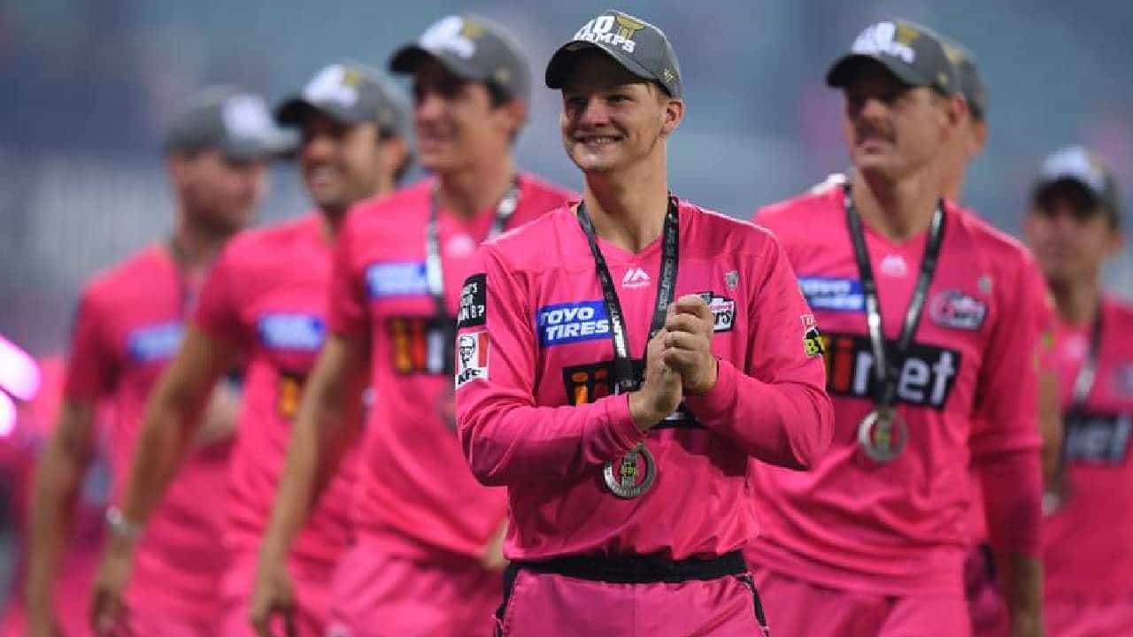 BBL 2021-22: ಆಟಗಾರನಿಗೆ ಕೊರೋನಾ, ಪ್ಲೇಯಿಂಗ್ 11 ನಲ್ಲಿ ಕಣಕ್ಕಿಳಿದ ಕೋಚ್ BBL 2021-22: ಆಟಗಾರನಿಗೆ ಕೊರೋನಾ, ಪ್ಲೇಯಿಂಗ್ 11 ನಲ್ಲಿ ಕಣಕ್ಕಿಳಿದ ಕೋಚ್