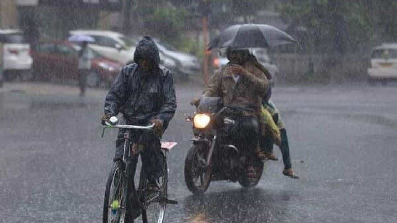 Karnataka Weather Today: ಕರ್ನಾಟಕದಲ್ಲಿ ಇಂದು ತುಂತುರು ಮಳೆ; ತಮಿಳುನಾಡು, ಕೇರಳದಲ್ಲೂ ಭಾರೀ ಮಳೆ Karnataka Weather Today: ಕರ್ನಾಟಕದಲ್ಲಿ ಇಂದು ತುಂತುರು ಮಳೆ; ತಮಿಳುನಾಡು, ಕೇರಳದಲ್ಲೂ ಭಾರೀ ಮಳೆ
