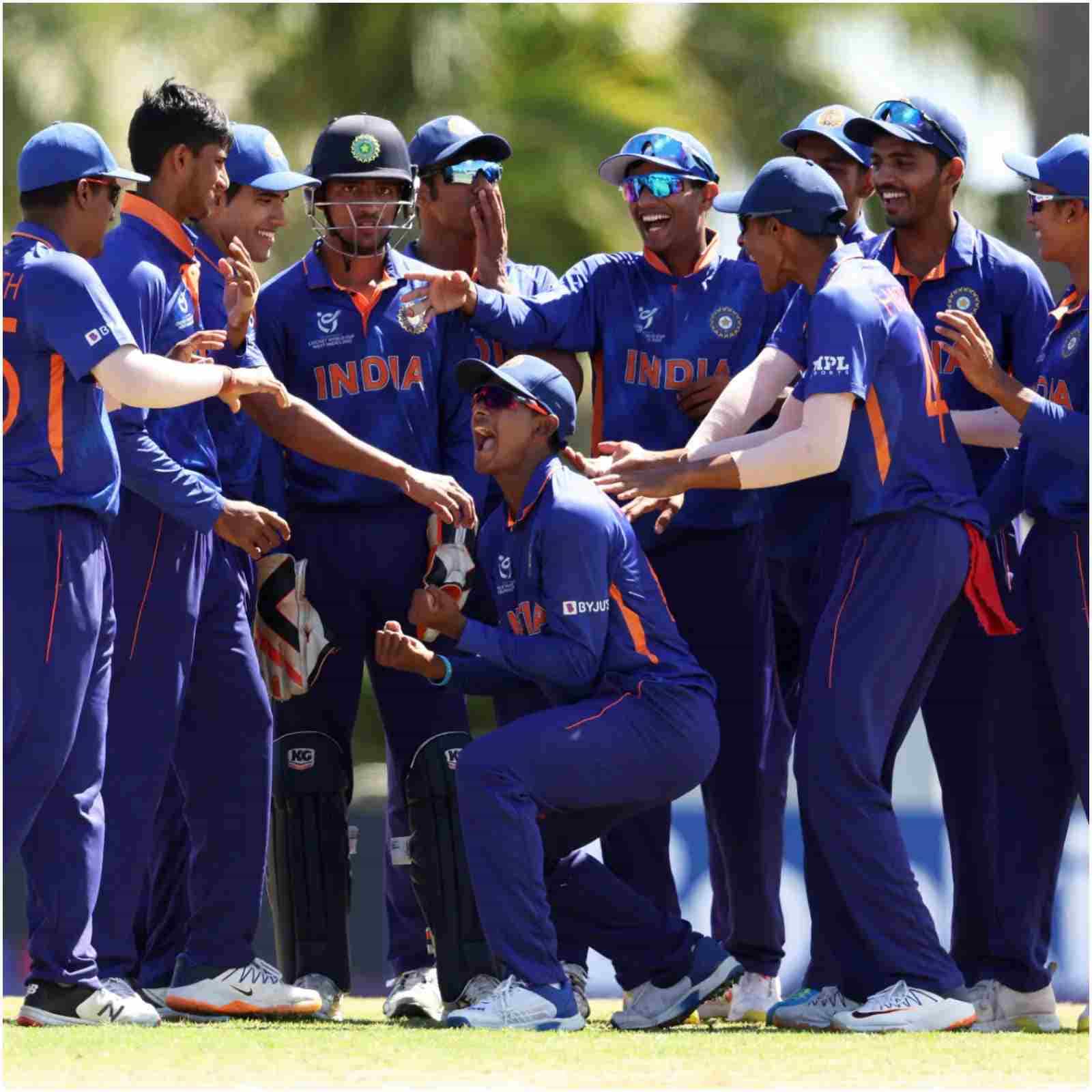 Under 19 World Cup 2022: ಭಾರತವು 10ನೇ ಬಾರಿಗೆ ಅಂಡರ್-19 ವಿಶ್ವಕಪ್ನಲ್ಲಿ ಸೆಮಿಫೈನಲ್ ತಲುಪಿದೆ. ಕ್ವಾರ್ಟರ್ ಫೈನಲ್ನಲ್ಲಿ ಭಾರತವು ಬಾಂಗ್ಲಾದೇಶವನ್ನು 5 ವಿಕೆಟ್ಗಳಿಂದ ಸೋಲಿಸಿ ನಿರ್ಣಾಯಕ ಹಂತ ತಲುಪಿದೆ. ಈ ಪಂದ್ಯದಲ್ಲಿ ಮೊದಲು ಬ್ಯಾಟ್ ಮಾಡಿದ ಬಾಂಗ್ಲಾದೇಶ ತಂಡ 111 ರನ್ಗಳಿಗೆ ಆಲೌಟ್ ಆಗಿತ್ತು. ಬಾಂಗ್ಲಾ ತಂಡವು ಕಡಿಮೆ ಮೊತ್ತಕ್ಕೆ ಆಲೌಟ್ ಆಗುವಲ್ಲಿ ಎಡಗೈ ವೇಗಿ ರವಿಕುಮಾರ್ ಪಾತ್ರ ಪ್ರಮುಖವಹಿಸಿದ್ದರು.