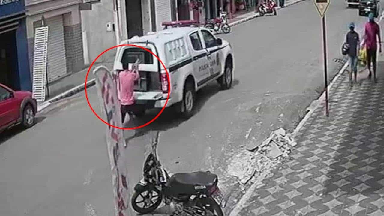 Viral Video: ಪೊಲೀಸ್ ವ್ಯಾನ್ನಲ್ಲಿ ಕರೆದೊಯ್ಯುತ್ತಿರುವಾಗಲೇ ಕೈಕೋಳ ತೊಡಿಸಿದ್ದ ಖೈದಿ ಎಸ್ಕೇಪ್; ಇಲ್ಲಿದೆ ವೈರಲ್ ವಿಡಿಯೋ Viral Video: ಪೊಲೀಸ್ ವ್ಯಾನ್ನಲ್ಲಿ ಕರೆದೊಯ್ಯುತ್ತಿರುವಾಗಲೇ ಕೈಕೋಳ ತೊಡಿಸಿದ್ದ ಖೈದಿ ಎಸ್ಕೇಪ್; ಇಲ್ಲಿದೆ ವೈರಲ್ ವಿಡಿಯೋ