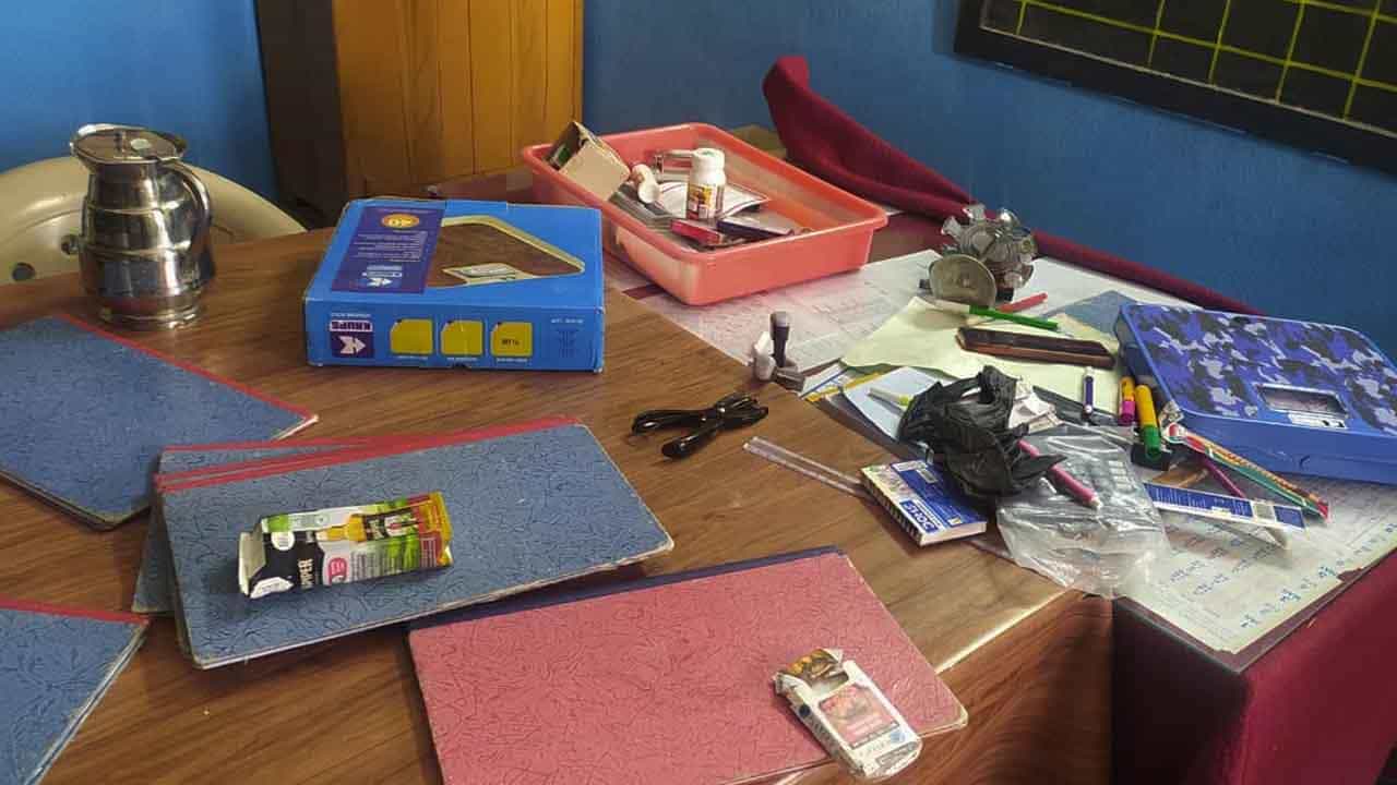 ರಾಯಚೂರು ಸರ್ಕಾರಿ ಶಾಲೆಯಲ್ಲಿ ಎಣ್ಣೆ ಪಾರ್ಟಿ, ಬಾಡೂಟ; ಮುಖ್ಯೋಪಾಧ್ಯಾಯರಿಂದ ದೂರು ದಾಖಲು ರಾಯಚೂರು ಸರ್ಕಾರಿ ಶಾಲೆಯಲ್ಲಿ ಎಣ್ಣೆ ಪಾರ್ಟಿ, ಬಾಡೂಟ; ಮುಖ್ಯೋಪಾಧ್ಯಾಯರಿಂದ ದೂರು ದಾಖಲು