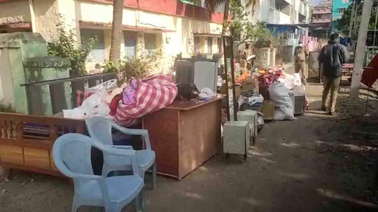 Officials throw family on street in chamarajanagar 1