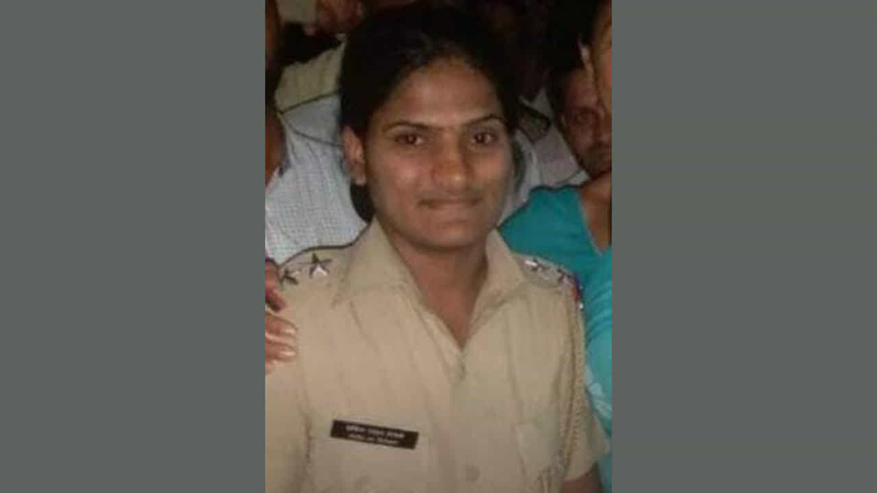 ಹುಬ್ಬಳ್ಳಿ: ದೂರು ನೀಡಲು ಹೋಗಿದ್ದವರ ಮೇಲೆ ಪಿಎಸ್ಐ ಧಮ್ಕಿ; ಮನನೊಂದು ಒಂದೇ ಕುಟುಂಬ ಮೂವರು ಆತ್ಮಹತ್ಯೆಗೆ ಯತ್ನ ಹುಬ್ಬಳ್ಳಿ: ದೂರು ನೀಡಲು ಹೋಗಿದ್ದವರ ಮೇಲೆ ಪಿಎಸ್ಐ ಧಮ್ಕಿ; ಮನನೊಂದು ಒಂದೇ ಕುಟುಂಬ ಮೂವರು ಆತ್ಮಹತ್ಯೆಗೆ ಯತ್ನ