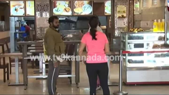 ವಾರಾಂತ್ಯದ ಕರ್ಫ್ಯೂ ಹಿನ್ನೆಲೆಯಲ್ಲಿ ಜನ ಪಾರ್ಸೆಲ್ ಕಟ್ಟಿಸಿಕೊಳ್ಳಲು ಸಹ ಹೋಟೆಲ್ಗಳಿಗೆ ಬರುತ್ತಿಲ್ಲ! ವಾರಾಂತ್ಯದ ಕರ್ಫ್ಯೂ ಹಿನ್ನೆಲೆಯಲ್ಲಿ ಜನ ಪಾರ್ಸೆಲ್ ಕಟ್ಟಿಸಿಕೊಳ್ಳಲು ಸಹ ಹೋಟೆಲ್ಗಳಿಗೆ ಬರುತ್ತಿಲ್ಲ!