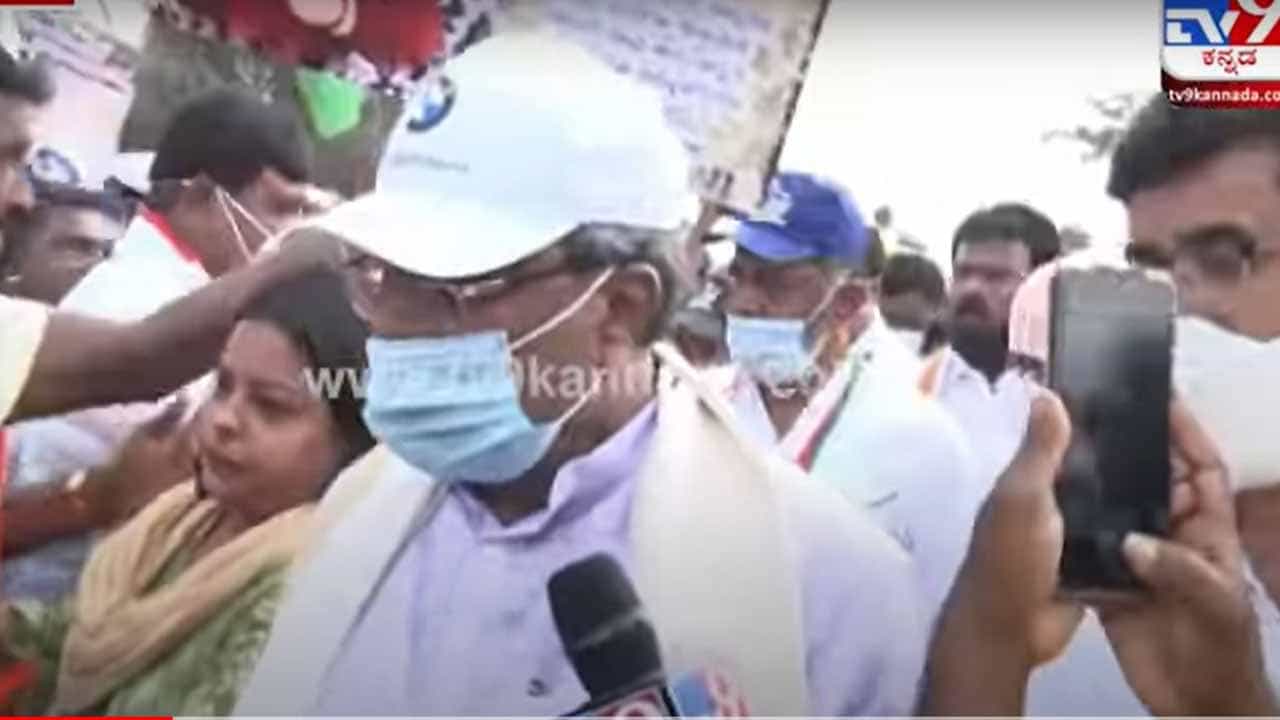 ಸೆಲ್ಫೀಗಾಗಿ ಸಿದ್ದರಾಮಯ್ಯನವರಿಗೆ ಮುಗಿಬಿದ್ದ ಜನ ಟಿವಿ9 ವರದಿಗಾರನಿಗೆ ಪ್ರಶ್ನೆ ಕೇಳಲೂ ಬಿಡಲಿಲ್ಲ! ಸೆಲ್ಫೀಗಾಗಿ ಸಿದ್ದರಾಮಯ್ಯನವರಿಗೆ ಮುಗಿಬಿದ್ದ ಜನ ಟಿವಿ9 ವರದಿಗಾರನಿಗೆ ಪ್ರಶ್ನೆ ಕೇಳಲೂ ಬಿಡಲಿಲ್ಲ!