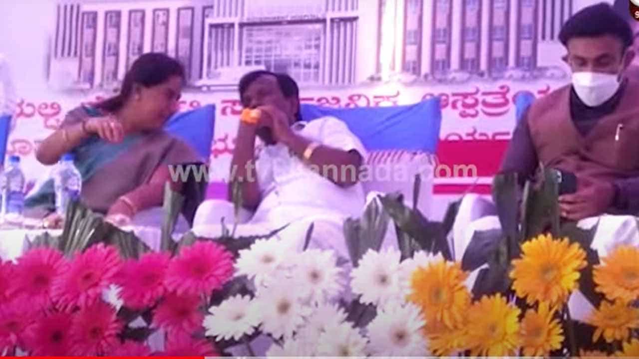 ಆರೋಗ್ಯ ಸಚಿವರ ಕಾರ್ಯಕ್ರಮದಲ್ಲೂ ಜನ ಮಾಸ್ಕ್ ಧರಿಸುವುದಿಲ್ಲ ಮತ್ತು ದೈಹಿಕ ಅಂತರ ಕಾಯ್ದುಕೊಳ್ಳುವುದಿಲ್ಲ!! ಆರೋಗ್ಯ ಸಚಿವರ ಕಾರ್ಯಕ್ರಮದಲ್ಲೂ ಜನ ಮಾಸ್ಕ್ ಧರಿಸುವುದಿಲ್ಲ ಮತ್ತು ದೈಹಿಕ ಅಂತರ ಕಾಯ್ದುಕೊಳ್ಳುವುದಿಲ್ಲ!!