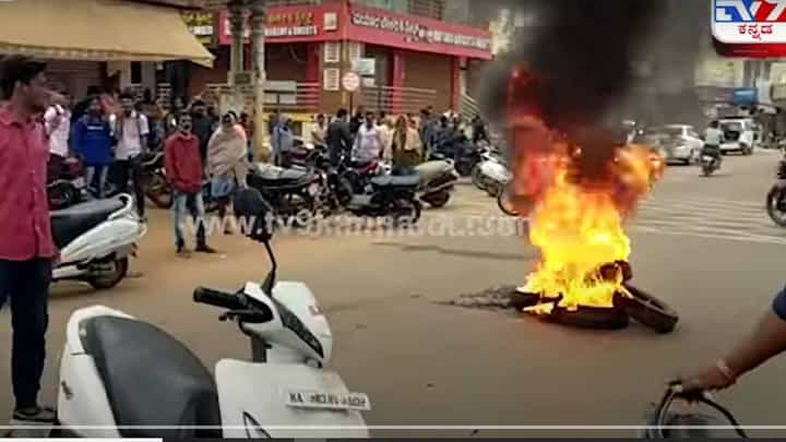 ಕಾಂಗ್ರೆಸ್ ಶಾಸಕ ರಮೇಶ್ ಕುಮಾರ್ ವಿರುದ್ಧ ಜೆಡಿ(ಎಸ್) ಕಾರ್ಯಕರ್ತರ ಆಕ್ರೋಶ, ಶ್ರೀನಿವಾಸಪುರ ಬಂದ್ ಮಾಡಿಸಿ ಪ್ರತಿಭಟನೆ ಕಾಂಗ್ರೆಸ್ ಶಾಸಕ ರಮೇಶ್ ಕುಮಾರ್ ವಿರುದ್ಧ ಜೆಡಿ(ಎಸ್) ಕಾರ್ಯಕರ್ತರ ಆಕ್ರೋಶ, ಶ್ರೀನಿವಾಸಪುರ ಬಂದ್ ಮಾಡಿಸಿ ಪ್ರತಿಭಟನೆ
