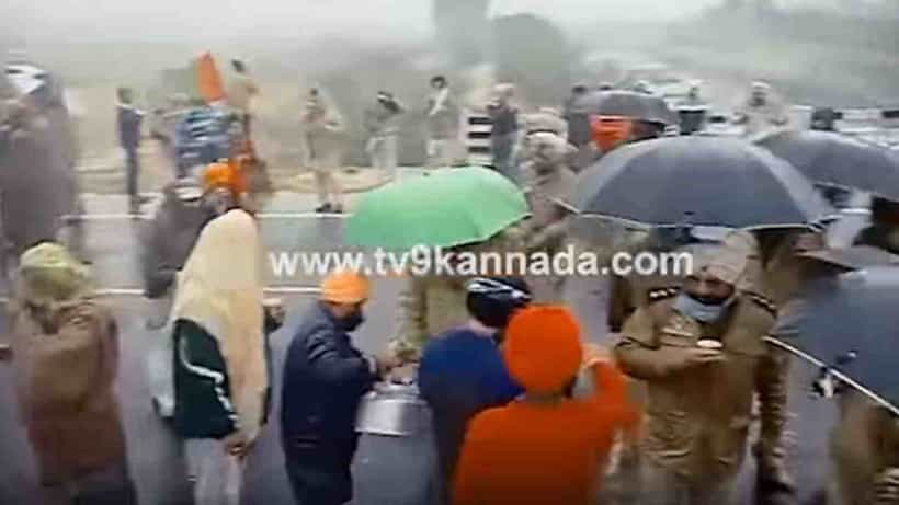 Video: ಫ್ಲೈಓವರ್ ಮೇಲೆ ಪ್ರಧಾನಿ ಮೋದಿ ಕಾಯುತ್ತಿದ್ದರೆ, ಇತ್ತ ಪಂಜಾಬ್ ಪೊಲೀಸರು ಪ್ರತಿಭಟನಾಕಾರರೊಂದಿಗೆ ಟೀ ಕುಡಿಯುತ್ತಿದ್ದರು !