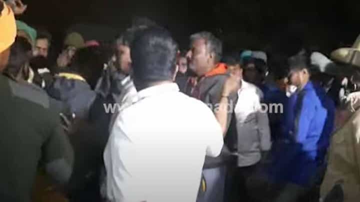 ಬಾಗಲಕೋಟೆ ಜಿಲ್ಲೆ ಗ್ರಾಮವೊಂದರ ಸರ್ಕಾರಿ ಜಾಗದಲ್ಲಿ ಸ್ಥಾಪಿಸಿದ್ದ ಪ್ರತಿಮೆಗಳನ್ನು ತೆರವುಗೊಳಿಸಿದ್ದಕ್ಕೆ ಜನರ ಆಕ್ರೋಶ ಬಾಗಲಕೋಟೆ ಜಿಲ್ಲೆ ಗ್ರಾಮವೊಂದರ ಸರ್ಕಾರಿ ಜಾಗದಲ್ಲಿ ಸ್ಥಾಪಿಸಿದ್ದ ಪ್ರತಿಮೆಗಳನ್ನು ತೆರವುಗೊಳಿಸಿದ್ದಕ್ಕೆ ಜನರ ಆಕ್ರೋಶ