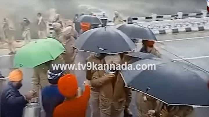 ಪ್ರಧಾನಿ ಮೋದಿಯವರ ಕಾನ್ವಾಯ್ ತಡೆದ ‘ಪ್ರತಿಭಟನೆಕಾರರೊಂದಿಗೆ’ ಪಂಜಾಬ್ ಪೊಲೀಸರು ‘ಹುಸ್ಸೇನಿವಾಲಾ ಟೀ ಪಾರ್ಟಿ’ ನಡೆಸುತ್ತಿದ್ದರು!!! ಪ್ರಧಾನಿ ಮೋದಿಯವರ ಕಾನ್ವಾಯ್ ತಡೆದ ‘ಪ್ರತಿಭಟನೆಕಾರರೊಂದಿಗೆ’ ಪಂಜಾಬ್ ಪೊಲೀಸರು ‘ಹುಸ್ಸೇನಿವಾಲಾ ಟೀ ಪಾರ್ಟಿ’ ನಡೆಸುತ್ತಿದ್ದರು!!!