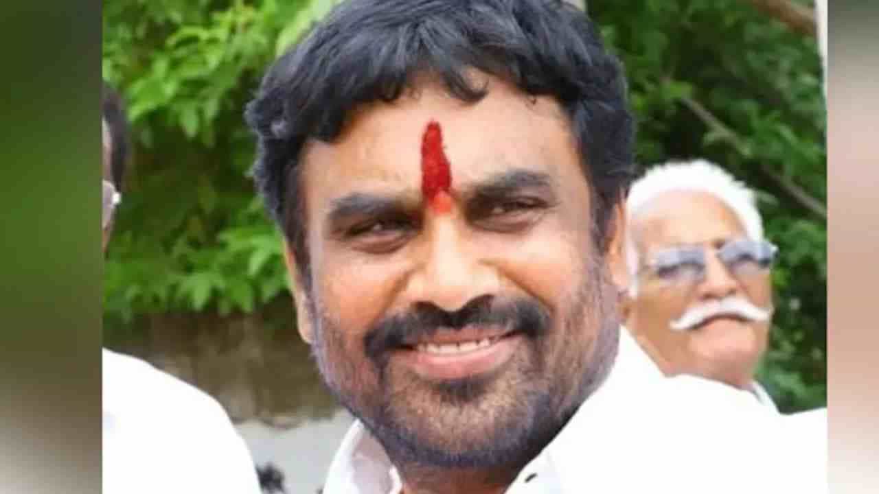 ಉದ್ಯಮಿ ಕುಟುಂಬದ ಭೀಕರ ಆತ್ಮಹತ್ಯೆ ಪ್ರಕರಣ; ತೆಲಂಗಾಣ ಆಡಳಿತ ಪಕ್ಷ ಟಿಆರ್ಎಸ್ ಶಾಸಕನ ಪುತ್ರ ವನಮಾ ರಾಘವೇಂದ್ರ ರಾವ್ ಬಂಧನ ಉದ್ಯಮಿ ಕುಟುಂಬದ ಭೀಕರ ಆತ್ಮಹತ್ಯೆ ಪ್ರಕರಣ; ತೆಲಂಗಾಣ ಆಡಳಿತ ಪಕ್ಷ ಟಿಆರ್ಎಸ್ ಶಾಸಕನ ಪುತ್ರ ವನಮಾ ರಾಘವೇಂದ್ರ ರಾವ್ ಬಂಧನ