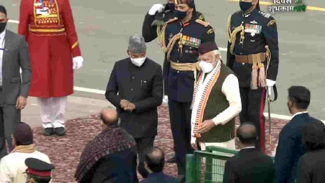 Republic Day 2022: ರಾಜಪಥ್​​ನಲ್ಲಿ ರಾಷ್ಟ್ರಪತಿ ರಾಮನಾಥ ಕೋವಿಂದ್​ರಿಂದ ಧ್ವಜಾರೋಹಣ: ರಾಷ್ಟ್ರೀಯ ಯುದ್ಧ ಸ್ಮಾರಕಕ್ಕೆ ಭೇಟಿ ನೀಡಿದ ಪ್ರಧಾನಿ ಮೋದಿ