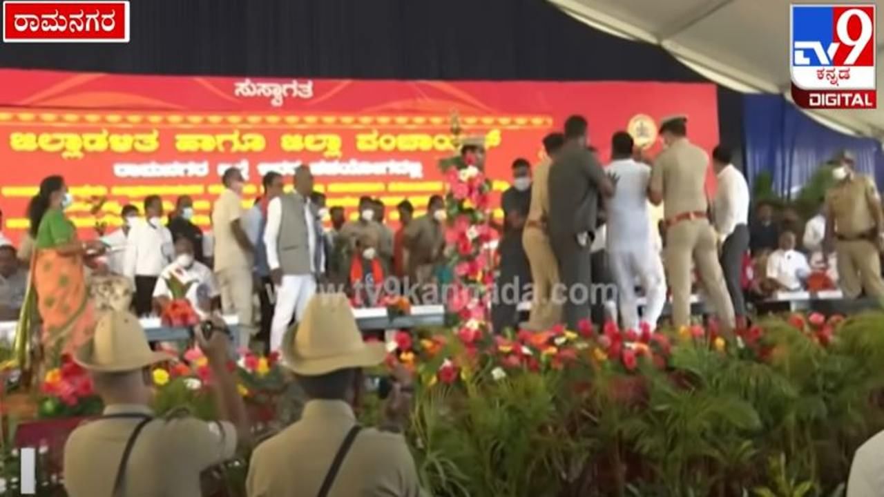 ರಾಮನಗರದಲ್ಲಿ ಸಚಿವ-ಸಂಸದ ಮಧ್ಯೆ ಜಟಾಪಟಿ: ಜಿಲ್ಲಾಧಿಕಾರಿ-ಪೊಲೀಸ್ ವರಿಷ್ಠಾಧಿಕಾರಿಗೆ ದೂರು ಸಲ್ಲಿಕೆ ರಾಮನಗರದಲ್ಲಿ ಸಚಿವ-ಸಂಸದ ಮಧ್ಯೆ ಜಟಾಪಟಿ: ಜಿಲ್ಲಾಧಿಕಾರಿ-ಪೊಲೀಸ್ ವರಿಷ್ಠಾಧಿಕಾರಿಗೆ ದೂರು ಸಲ್ಲಿಕೆ