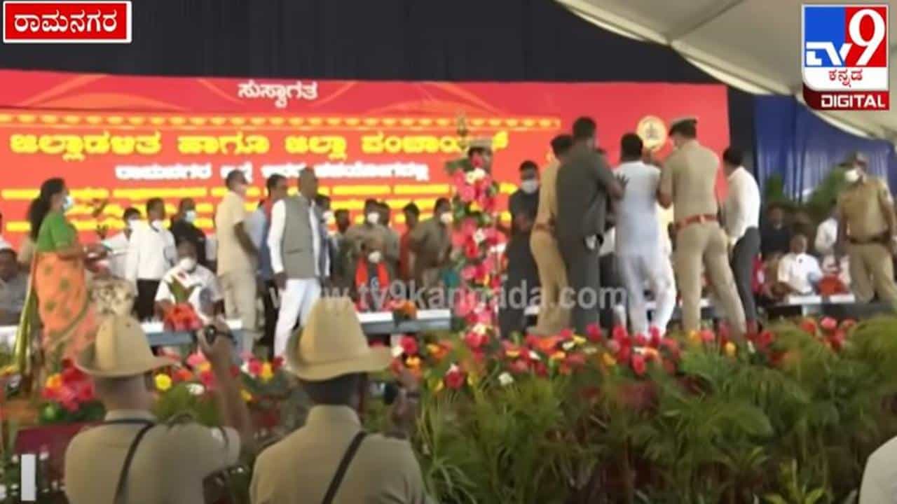 ರಾಮನಗರದಲ್ಲಿ ಸಚಿವ-ಸಂಸದ ಮಧ್ಯೆ ಜಟಾಪಟಿ: ಜಿಲ್ಲಾಧಿಕಾರಿ-ಪೊಲೀಸ್ ವರಿಷ್ಠಾಧಿಕಾರಿಗೆ ದೂರು ಸಲ್ಲಿಕೆ ರಾಮನಗರದಲ್ಲಿ ಸಚಿವ-ಸಂಸದ ಮಧ್ಯೆ ಜಟಾಪಟಿ: ಜಿಲ್ಲಾಧಿಕಾರಿ-ಪೊಲೀಸ್ ವರಿಷ್ಠಾಧಿಕಾರಿಗೆ ದೂರು ಸಲ್ಲಿಕೆ