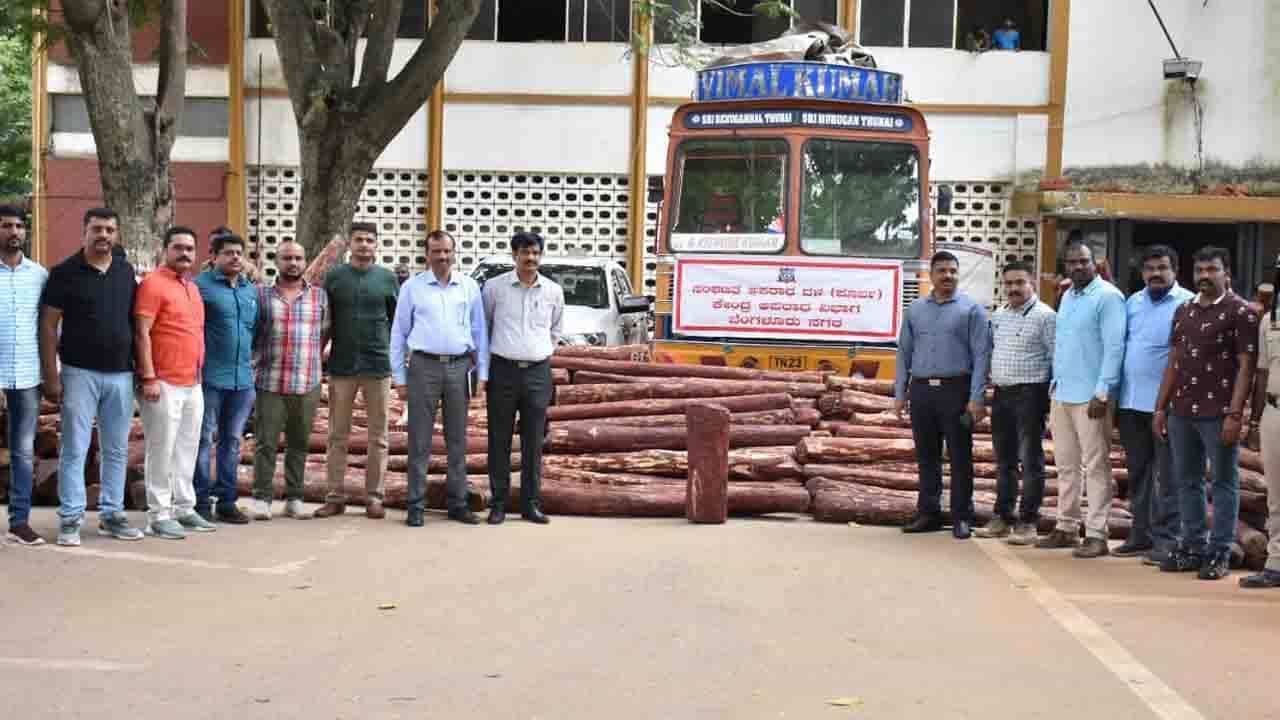ಸ್ಮಗ್ಲರ್ಗಳಿಂದ ರಕ್ತ ಚಂದನ ರಾಬರಿ ಮಾಡಿದ್ದ ಇಬ್ಬರು ಕಾನ್ಸ್ಟೇಬಲ್ ಸಸ್ಪೆಂಡ್: ಪೊಲೀಸ್ ಆಯುಕ್ತ ಕಮಲ್ ಪಂತ್ ಆದೇಶ ಸ್ಮಗ್ಲರ್ಗಳಿಂದ ರಕ್ತ ಚಂದನ ರಾಬರಿ ಮಾಡಿದ್ದ ಇಬ್ಬರು ಕಾನ್ಸ್ಟೇಬಲ್ ಸಸ್ಪೆಂಡ್: ಪೊಲೀಸ್ ಆಯುಕ್ತ ಕಮಲ್ ಪಂತ್ ಆದೇಶ