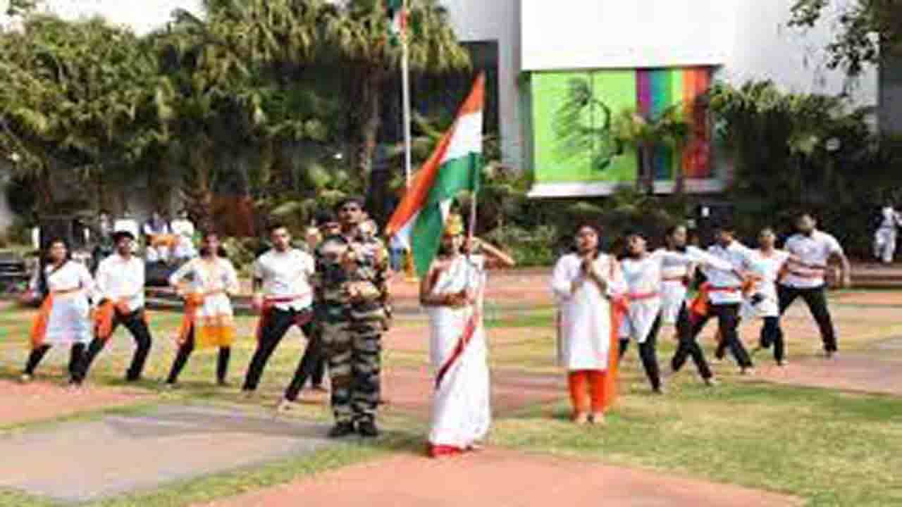 Republic Day 2022: ಕೊರೊನಾ ಹಿನ್ನೆಲೆ ಶಾಲೆಗಳಲ್ಲಿ ಸರಳ ಗಣರಾಜ್ಯೋತ್ಸವ ಆಚರಣೆಗೆ ಸರ್ಕಾರ ಸೂಚನೆ Republic Day 2022: ಕೊರೊನಾ ಹಿನ್ನೆಲೆ ಶಾಲೆಗಳಲ್ಲಿ ಸರಳ ಗಣರಾಜ್ಯೋತ್ಸವ ಆಚರಣೆಗೆ ಸರ್ಕಾರ ಸೂಚನೆ