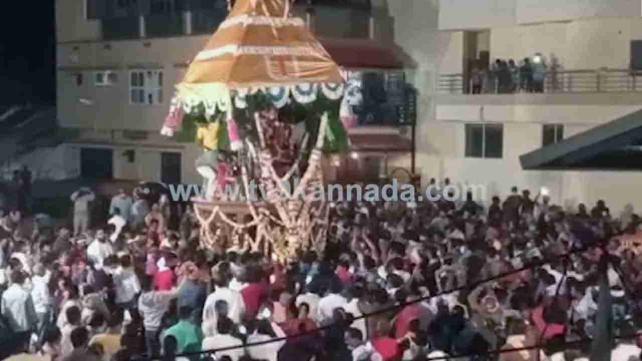 ಕೊರೊನಾ ನಿಯಮ ಉಲ್ಲಂಘಿಸಿ ಚಿಕ್ಕಮಗಳೂರು, ರಾಯಚೂರು, ಬಾದಾಮಿಯಲ್ಲಿ ಜಾತ್ರೆ: ದೇಗುಲ ಟ್ರಸ್ಟಿಗಳ ವಿರುದ್ಧ ಮೊಕದ್ದಮೆ ದಾಖಲು