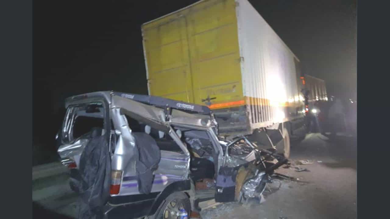 Nice Road Accident: ಬೆಂಗಳೂರಿನ ನೈಸ್ ರಸ್ತೆಯಲ್ಲಿ ಭೀಕರ ಸರಣಿ ಅಪಘಾತ: ಕಾರಿನಲ್ಲಿದ್ದ ನಾಲ್ವರು ಸ್ಥಳದಲ್ಲಿಯೇ ಸಾವು Nice Road Accident: ಬೆಂಗಳೂರಿನ ನೈಸ್ ರಸ್ತೆಯಲ್ಲಿ ಭೀಕರ ಸರಣಿ ಅಪಘಾತ: ಕಾರಿನಲ್ಲಿದ್ದ ನಾಲ್ವರು ಸ್ಥಳದಲ್ಲಿಯೇ ಸಾವು