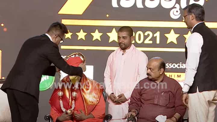 ಟಿವಿ9 ಕನ್ನಡ ನವ ನಕ್ಷತ್ರ ಕಾರ್ಯಕ್ರಮದಲ್ಲಿ ಸಿದ್ದಗಂಗಾ ಶ್ರೀಗಳಿಗೆ ಸನ್ಮಾನ ಟಿವಿ9 ಕನ್ನಡ ನವ ನಕ್ಷತ್ರ ಕಾರ್ಯಕ್ರಮದಲ್ಲಿ ಸಿದ್ದಗಂಗಾ ಶ್ರೀಗಳಿಗೆ ಸನ್ಮಾನ