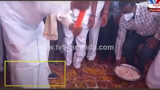 ಬೇಡವೆಂದರೂ ತಲೆಗೆ ಸುತ್ತಿದ ರುಮಾಲನ್ನು ಕಿತ್ತು ಬಿಸಾಡಿದ ಸಿದ್ದರಾಮಯ್ಯ ಆಮೇಲೆ ತಮ್ಮ ಕ್ರಾಪು ಸರಿಮಾಡಿಕೊಂಡರು!!