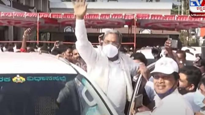 ಶಿವಕುಮಾರ ಮತ್ತು ಸಿದ್ದರಾಮಯ್ಯ ಯಾಕೆ ತಮ್ಮ ಕಾರ್ಯಕರ್ತರಿಗೆ ಮಾಸ್ಕ್ ಧರಿಸುವಂತೆ ಹೇಳುತ್ತಿಲ್ಲ? ಶಿವಕುಮಾರ ಮತ್ತು ಸಿದ್ದರಾಮಯ್ಯ ಯಾಕೆ ತಮ್ಮ ಕಾರ್ಯಕರ್ತರಿಗೆ ಮಾಸ್ಕ್ ಧರಿಸುವಂತೆ ಹೇಳುತ್ತಿಲ್ಲ?