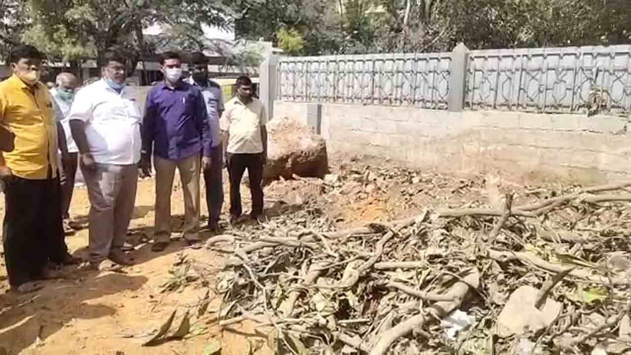 ಬಿಬಿಎಂಪಿ ವಾರ್ಡ್ನಲ್ಲಿ ‘ರಸ್ತೆ ಮಧ್ಯೆ ಸೈಟ್ ಇದೆ’ ಅಂತ ರೋಡು ತೋಡಿದ ಕಿಡಿಗೇಡಿ ಬಿಬಿಎಂಪಿ ವಾರ್ಡ್ನಲ್ಲಿ ‘ರಸ್ತೆ ಮಧ್ಯೆ ಸೈಟ್ ಇದೆ’ ಅಂತ ರೋಡು ತೋಡಿದ ಕಿಡಿಗೇಡಿ