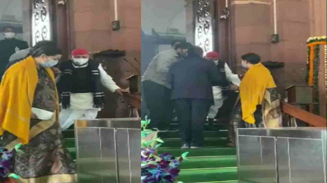 Video: ಬಜೆಟ್ ಅಧಿವೇಶನದ ಮೊದಲ ದಿನ ಮುಲಾಯಂ ಸಿಂಗ್ ಪಾದ ಮುಟ್ಟಿ ನಮಸ್ಕರಿಸಿ, ಆಶೀರ್ವಾದ ಪಡೆದ ಸಚಿವೆ ಸ್ಮೃತಿ ಇರಾನಿ Video: ಬಜೆಟ್ ಅಧಿವೇಶನದ ಮೊದಲ ದಿನ ಮುಲಾಯಂ ಸಿಂಗ್ ಪಾದ ಮುಟ್ಟಿ ನಮಸ್ಕರಿಸಿ, ಆಶೀರ್ವಾದ ಪಡೆದ ಸಚಿವೆ ಸ್ಮೃತಿ ಇರಾನಿ