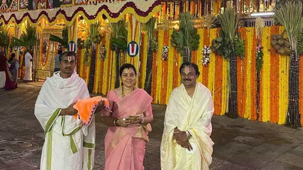 ಕೊನೆಗೂ ತಿರುಪತಿ ತಿಮ್ಮಪ್ಪನ ದರ್ಶನ ಪಡೆದ ನಟಿ ತಾರಾ ಅನುರಾಧ