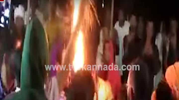 ಉಡುಪಿಯಲ್ಲಿ ಶ್ರೀ ವೀರಭದ್ರ ಸ್ವಾಮಿ ಕೋಟೆರಾಯನ ವೇಷಧಾರಿಯು ದೈವ ಅವಾಹನೆಯಾಗಿ ಮಾಡಿದ ಆವೇಷದ ಕುಣಿತ ವೈರಲ್ ಆಗಿದೆ ಉಡುಪಿಯಲ್ಲಿ ಶ್ರೀ ವೀರಭದ್ರ ಸ್ವಾಮಿ ಕೋಟೆರಾಯನ ವೇಷಧಾರಿಯು ದೈವ ಅವಾಹನೆಯಾಗಿ ಮಾಡಿದ ಆವೇಷದ ಕುಣಿತ ವೈರಲ್ ಆಗಿದೆ
