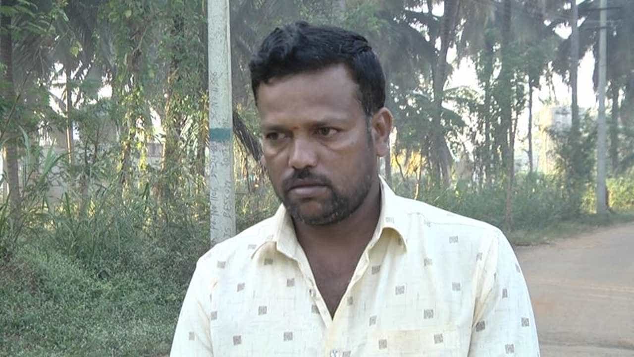 ತುಮಕೂರು: ಕಾರ್ ಖರೀದಿಗೆ ಬಂದ ರೈತನಿಗೆ ಅವಮಾನ; 10 ಲಕ್ಷ ರೂ. ತಂದು ಕಾರ್ ನೀಡುವಂತೆ ಪಟ್ಟು ಹಿಡಿದ ರೈತ ತುಮಕೂರು: ಕಾರ್ ಖರೀದಿಗೆ ಬಂದ ರೈತನಿಗೆ ಅವಮಾನ; 10 ಲಕ್ಷ ರೂ. ತಂದು ಕಾರ್ ನೀಡುವಂತೆ ಪಟ್ಟು ಹಿಡಿದ ರೈತ