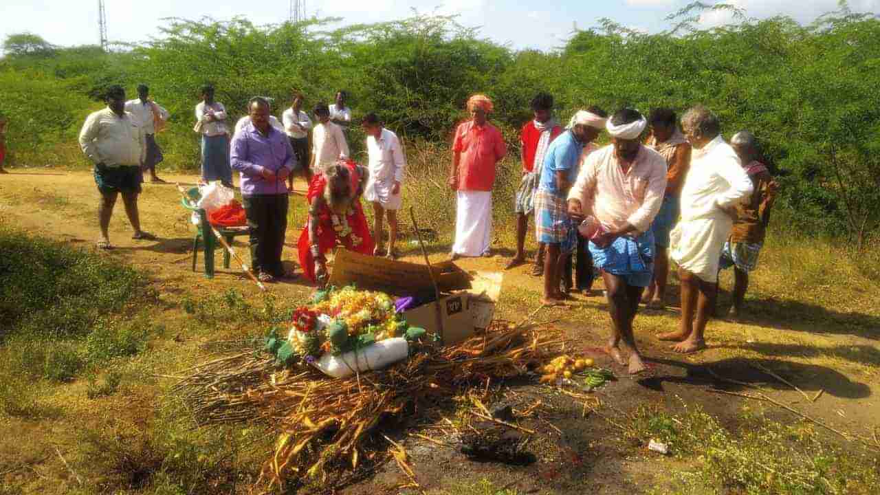 Last rites to coronavirus: ಕೊರೊನಾ ಕಾಟ -ಗ್ರಾಮಸ್ಥರಿಂದ ಅಹೋರಾತ್ರಿ ಭಜನೆ, ಕೊರೊನಾ ಮೂರ್ತಿಗೆ ಶವ ಸಂಸ್ಕಾರ