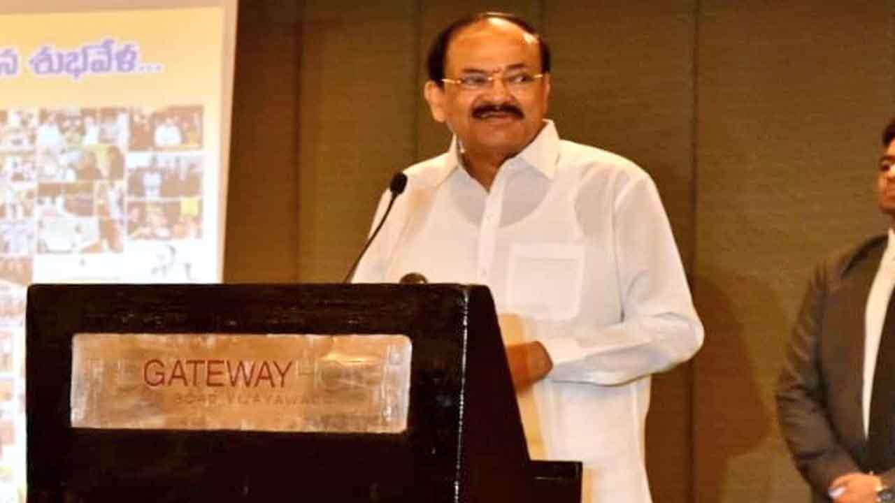 ಕರ್ನಾಟಕದಲ್ಲಿನ ವಿದ್ಯಮಾನ ಒಳ್ಳೆಯದಲ್ಲ: ಶಾಲಾ ಕಾಲೇಜುಗಳಲ್ಲಿ ಜಾತಿ ಮತ ಇರುವುದಿಲ್ಲ, ಎಲ್ಲರೂ ಒಂದೇ- ಸರ್ಜಾಪುರದಲ್ಲಿ ಉಪ ರಾಷ್ಟ್ರಪತಿ ನಾಯ್ಡು ಕರ್ನಾಟಕದಲ್ಲಿನ ವಿದ್ಯಮಾನ ಒಳ್ಳೆಯದಲ್ಲ: ಶಾಲಾ ಕಾಲೇಜುಗಳಲ್ಲಿ ಜಾತಿ ಮತ ಇರುವುದಿಲ್ಲ, ಎಲ್ಲರೂ ಒಂದೇ- ಸರ್ಜಾಪುರದಲ್ಲಿ ಉಪ ರಾಷ್ಟ್ರಪತಿ ನಾಯ್ಡು